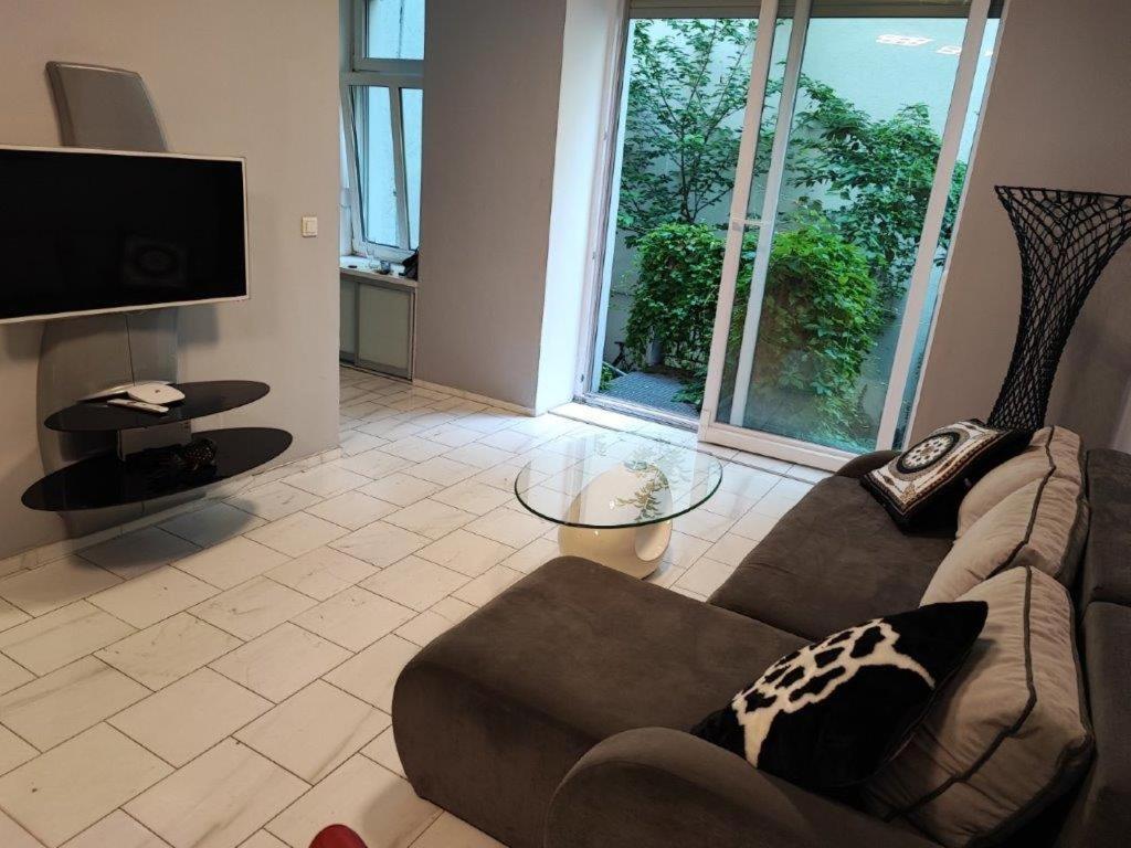 With Unique 40m2 Garden & Self Check In Wien