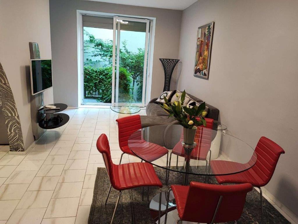 With Unique 40m2 Garden & Self Check In * Wien