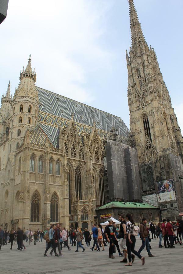 With Unique 40m2 Garden & Self Check In Wien