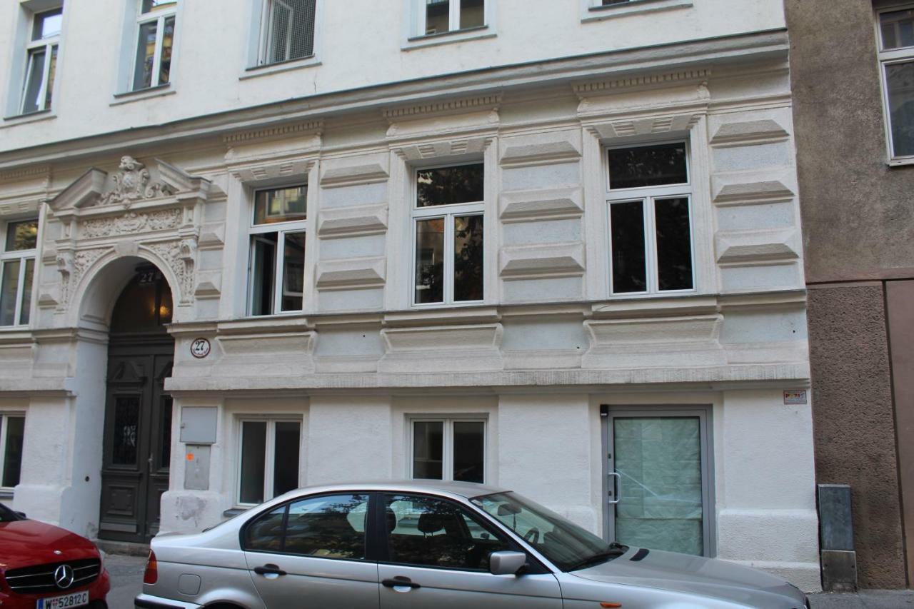 With Unique 40m2 Garden & Self Check In * Wien