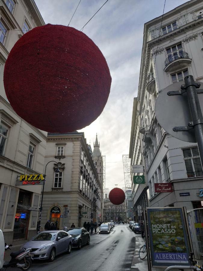 With Unique 40m2 Garden & Self Check In Wien